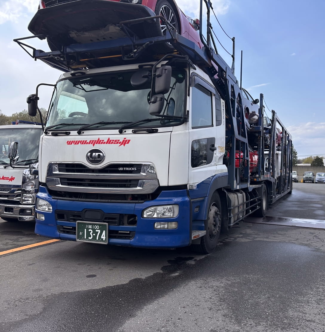 車を運搬するトラック