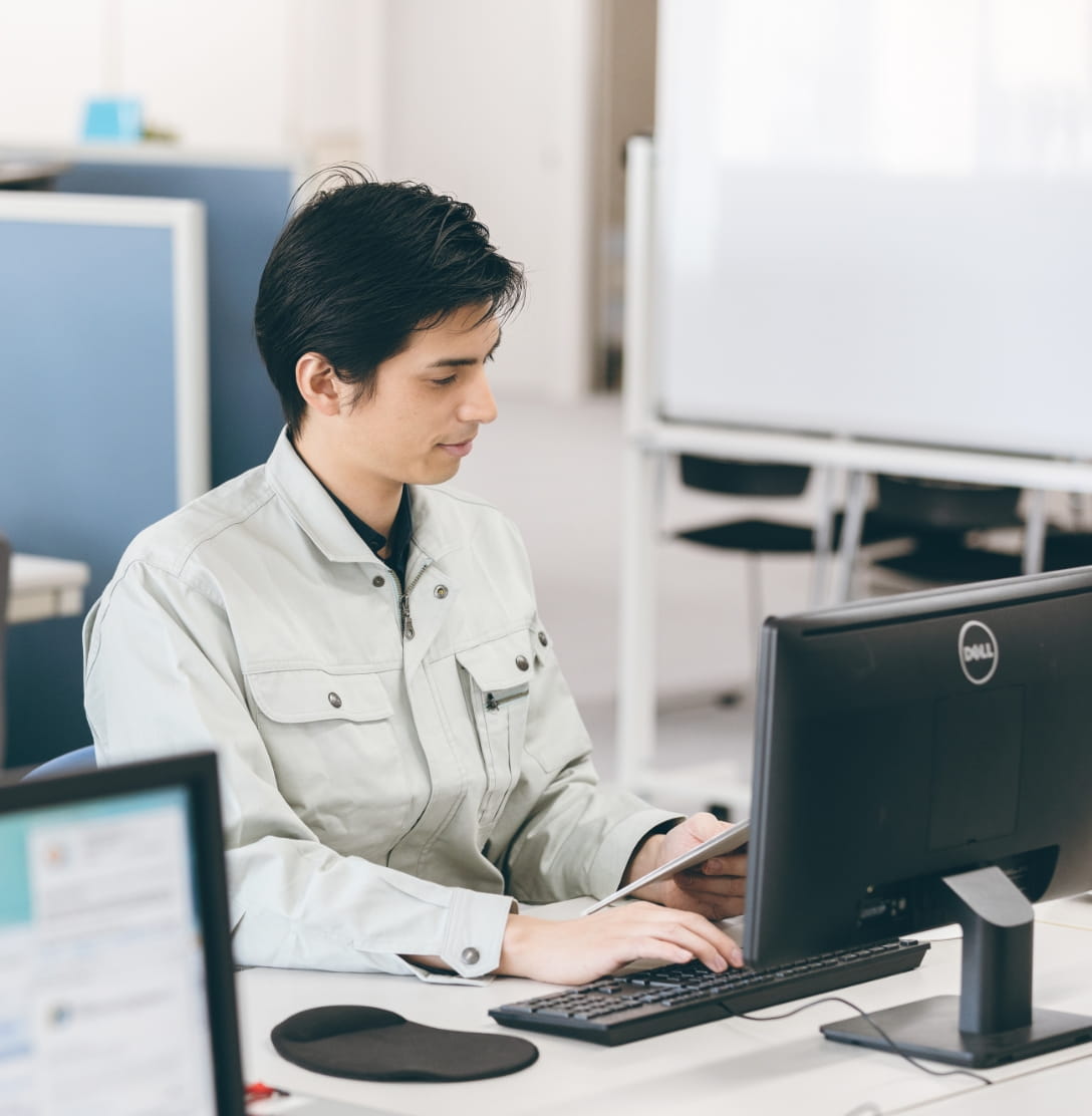 事務作業をする職員