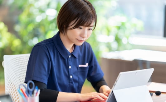 事務作業をする職員