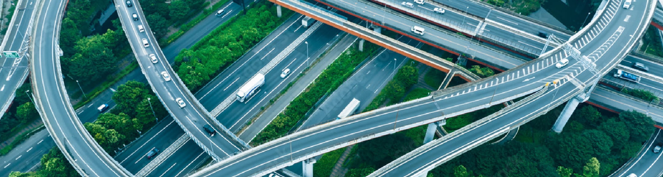 クロスする高速道路