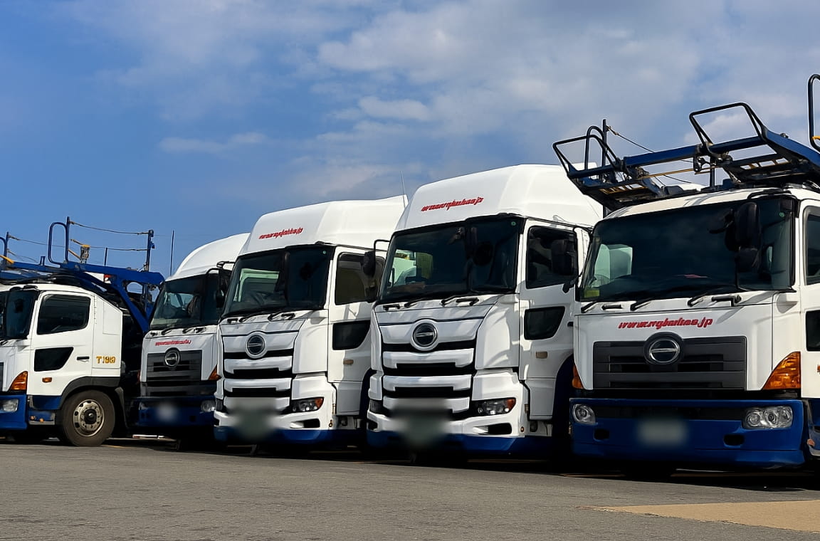 駐車場に並ぶトラック