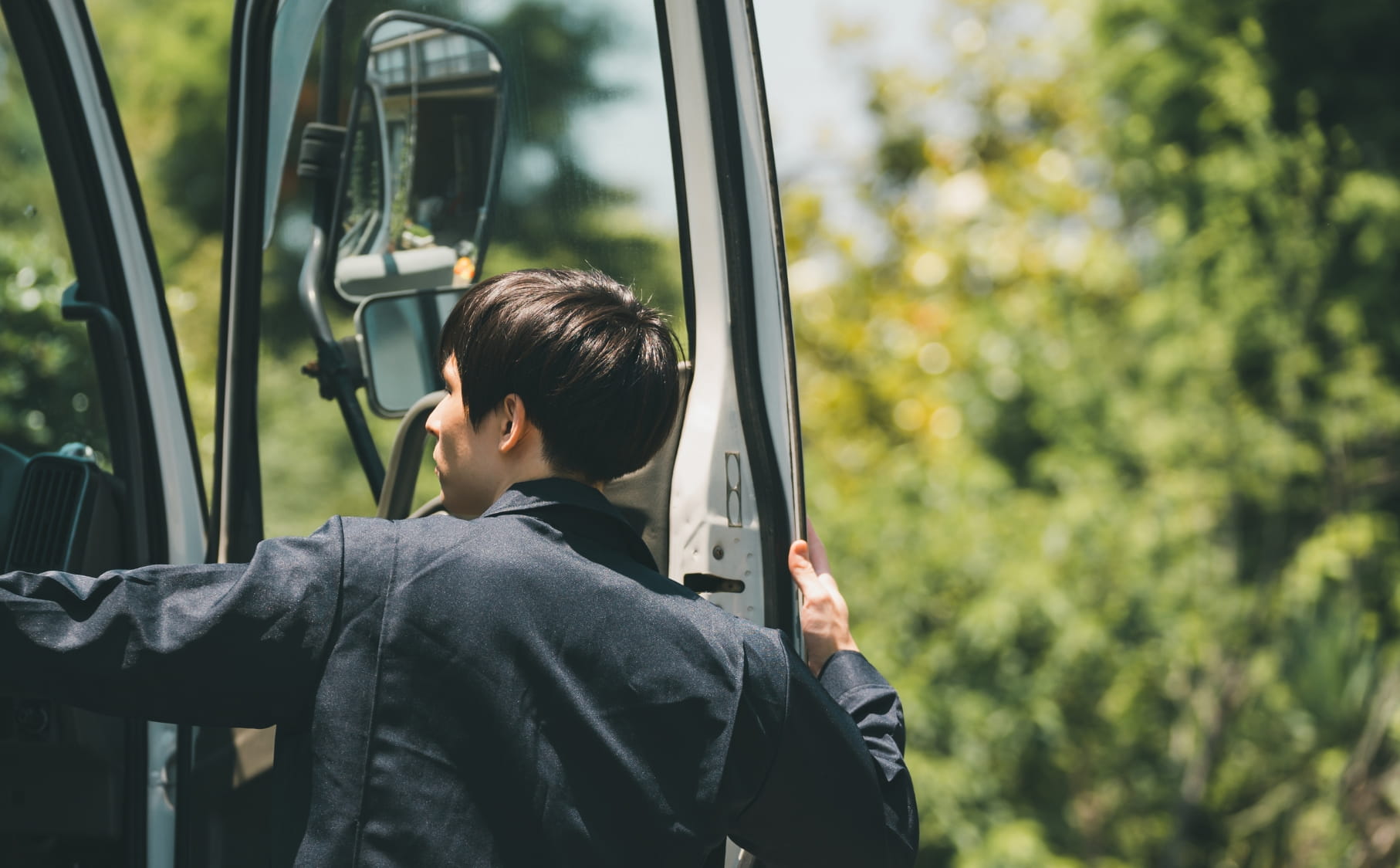 トラックで車を配送する様子
