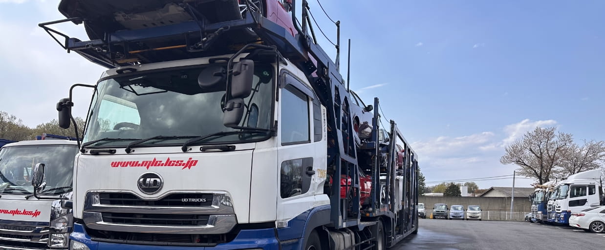 トラックで車を配送する様子