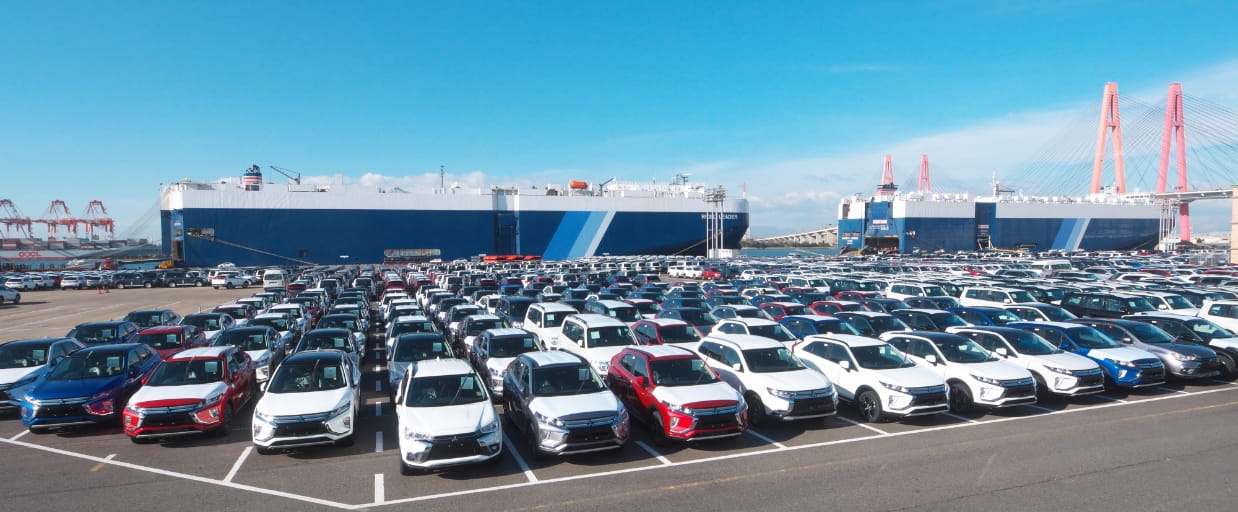 駐車場にたくさん並ぶ車