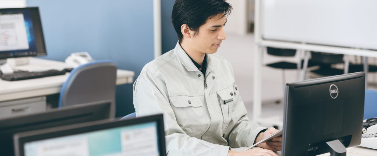 PCを操作する従業員の様子